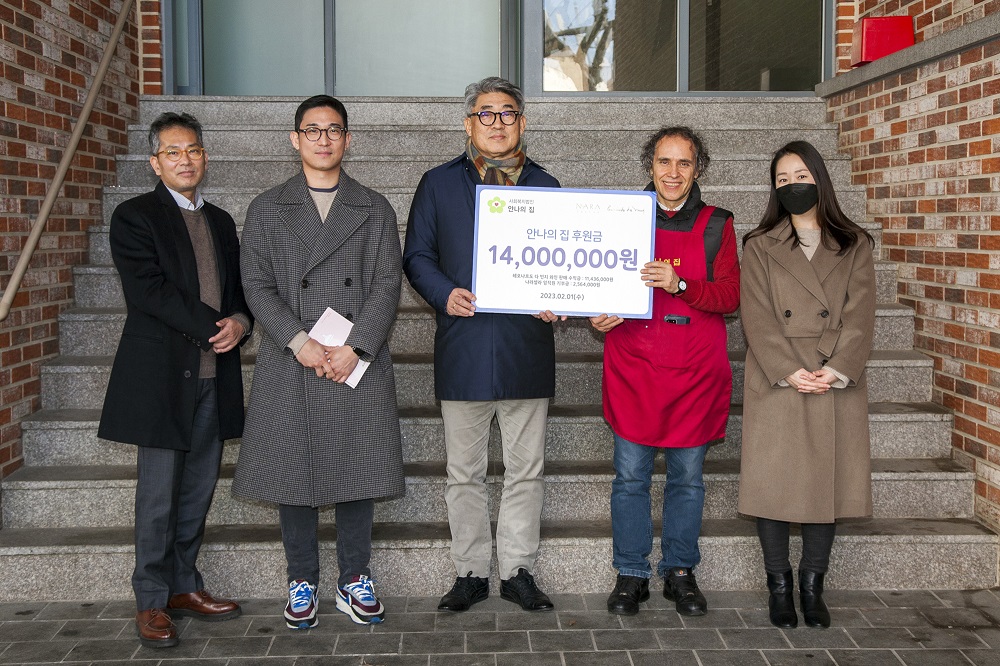 [사진설명_01] 나라셀라는 지난 1일 마승철 회장과 임직원이 함께 경기도 성남시 소재 ‘사회복지법인 안나의 집’을 찾아 김하종 신부에게 레오나르도 다 빈치 기부금 1,400만원을 전달했다..jpg